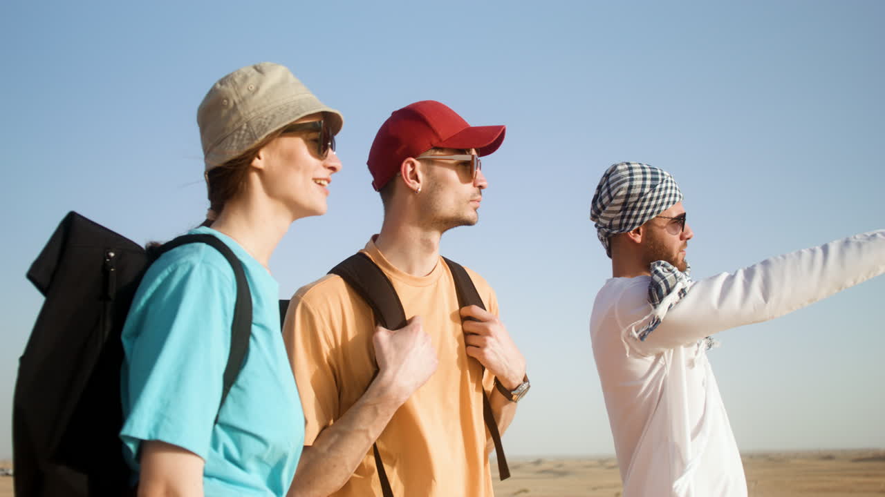 사막 에 있는 세 명 의 여행자
