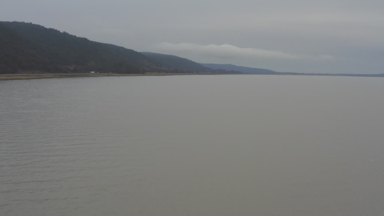 드론이 조지 호수 위를 날아서 캔버라 근처의 고속도로로 향합니다.