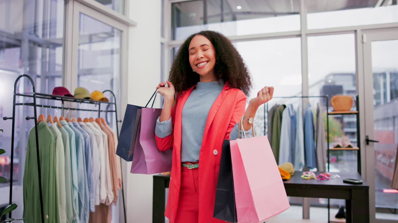 mujer feliz comprando en una tienda de moda