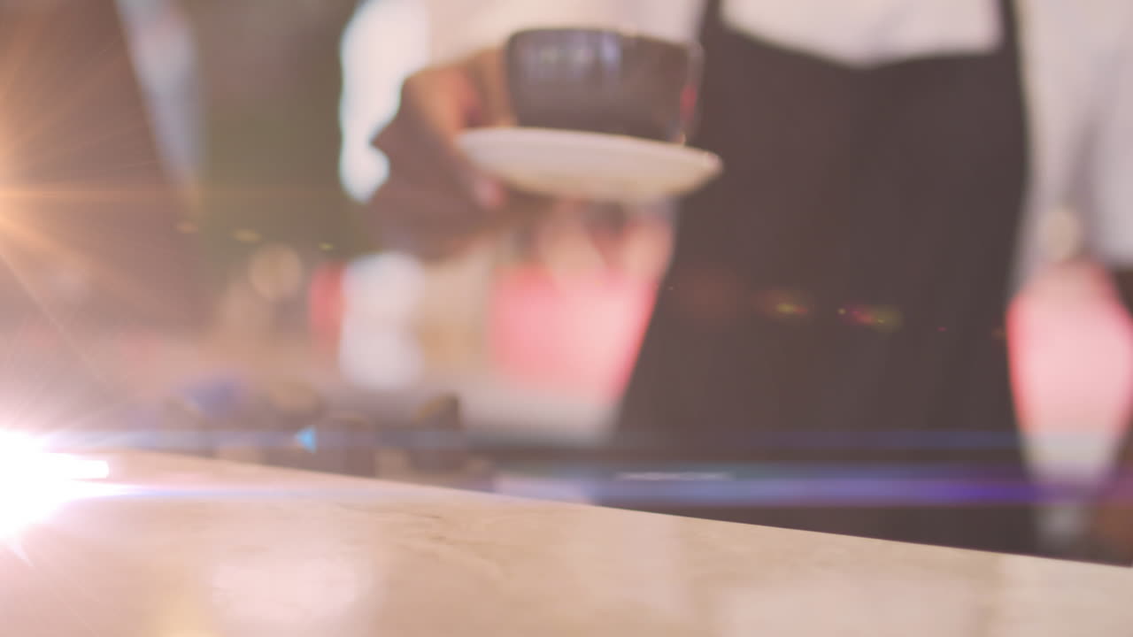 커피를 제공하는 아프리카계 미국인 남성 바리스타 위에 반 ⁇ 이는 빛의 애니메이션