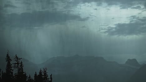 Fuertes-Lluvias-Se-Mueven-A-Través-De-Las-Montañas