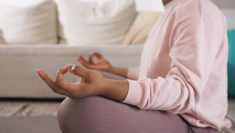 mujer haciendo yoga