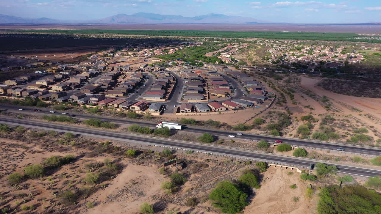Rivelazione aerea del traffico automobilistico sull'autostrada Nogales con Rancho Sahuarita sullo sfondo, Arizona, USA.
