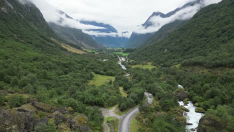 La-Autocaravana-Rv-Conduce-El-Camino-Hacia-El-Glaciar-Briksdal-En-Noruega---Vista-Aérea