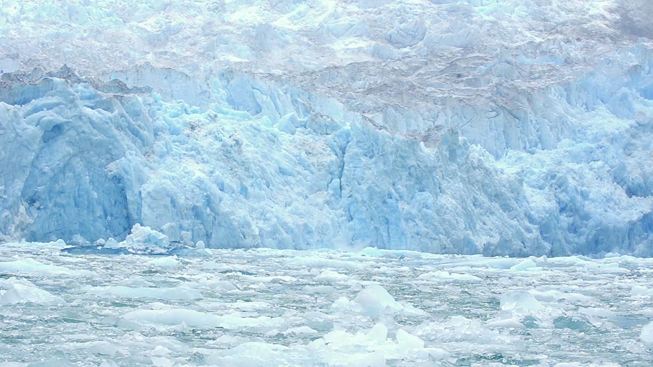 colosal parto del glaciar tidewater south sawyer en tracy arm vados terror desierto en el sureste de alaska