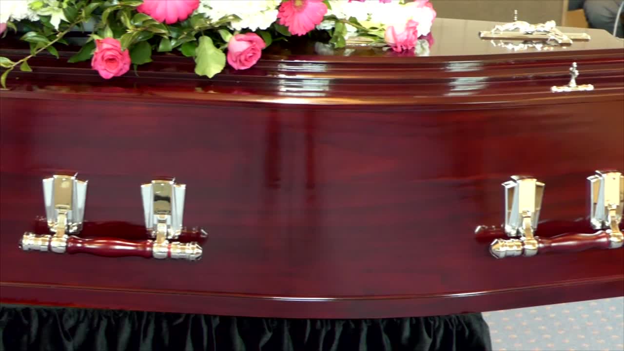 영구차나 예배당에 있는 장례식 관의 클로즈업 샷 또는 묘지의 매장