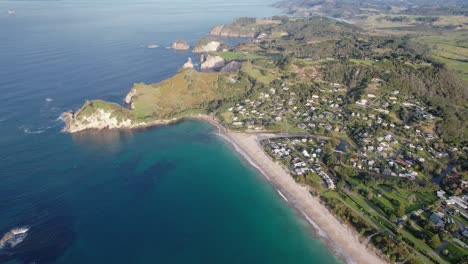 Vista-Aérea-De-La-Playa-De-Hahei-Y-La-Punta-Te-Pare-En-Mercury-Bay,-Península-De-Coromandel,-Nueva-Zelanda