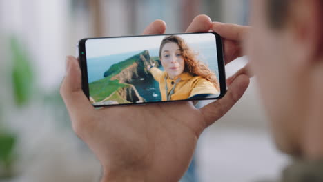 joven chateando en video usando un teléfono inteligente con su novia de vacaciones en escocia compartiendo experiencia de viaje divirtiéndose en la aventura de vacaciones comunicándose en el teléfono móvil imágenes 4k