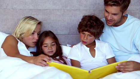 los padres leyendo un cuento de hadas a sus hijos