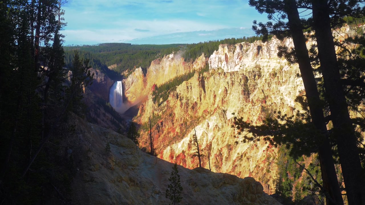 Yellowstone Grand Canyon med forsande vattenfall, Artist Point, Uncle Toms Trail, naturskönt landskap, Yellowstone nationalpark, Wyoming, Yellowstonefloden, solig tidig morgon, rörelse åt vänster