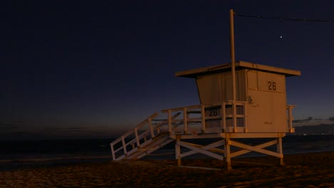 vista nocturna de un puesto de socorristas en la playa
