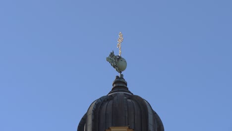 Wetterfahne-Auf-Kirchenkuppel