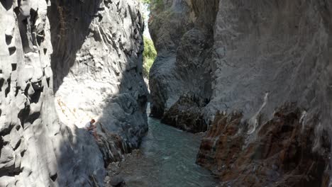 在西西里岛的阿尔坎塔拉河 (alcantara river) 内飞行, 没有人, 无人机慢慢向前飞行