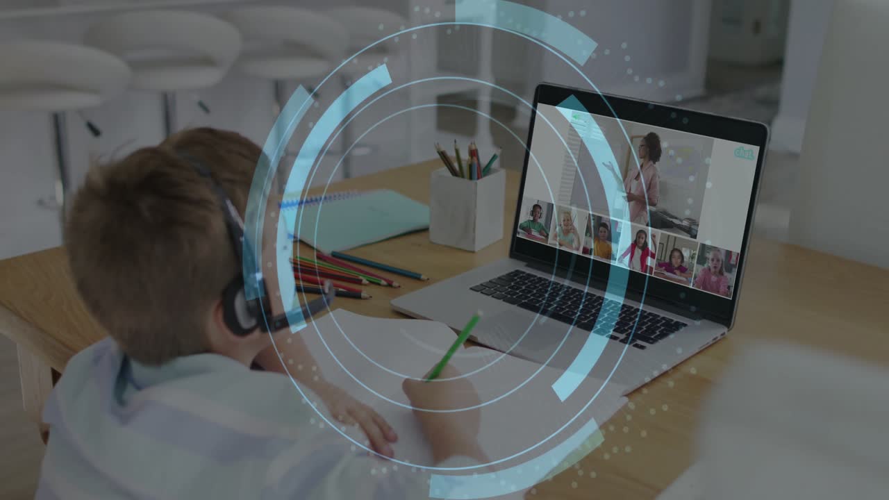 Studente che solleva la matita prendendo appunti durante una lezione virtuale, con cerchi blu che convergono sul laptop e una busta pulsante.