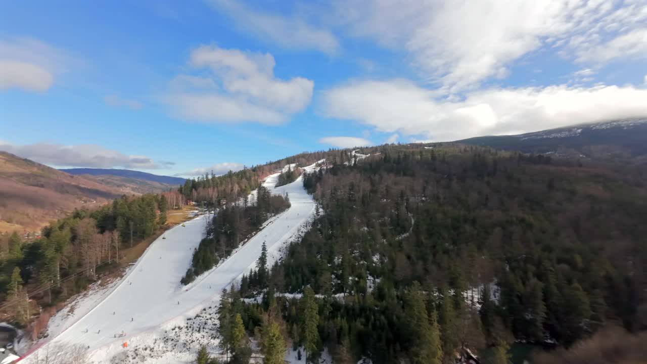 Avventura FPV invernale: un volo su sciatori e snowboarder nei Beschidi, sulle piste di Solisko