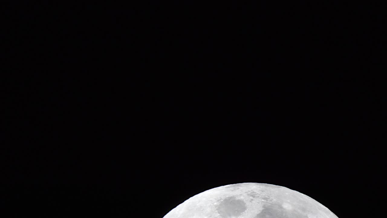 луна восходит над черным небом