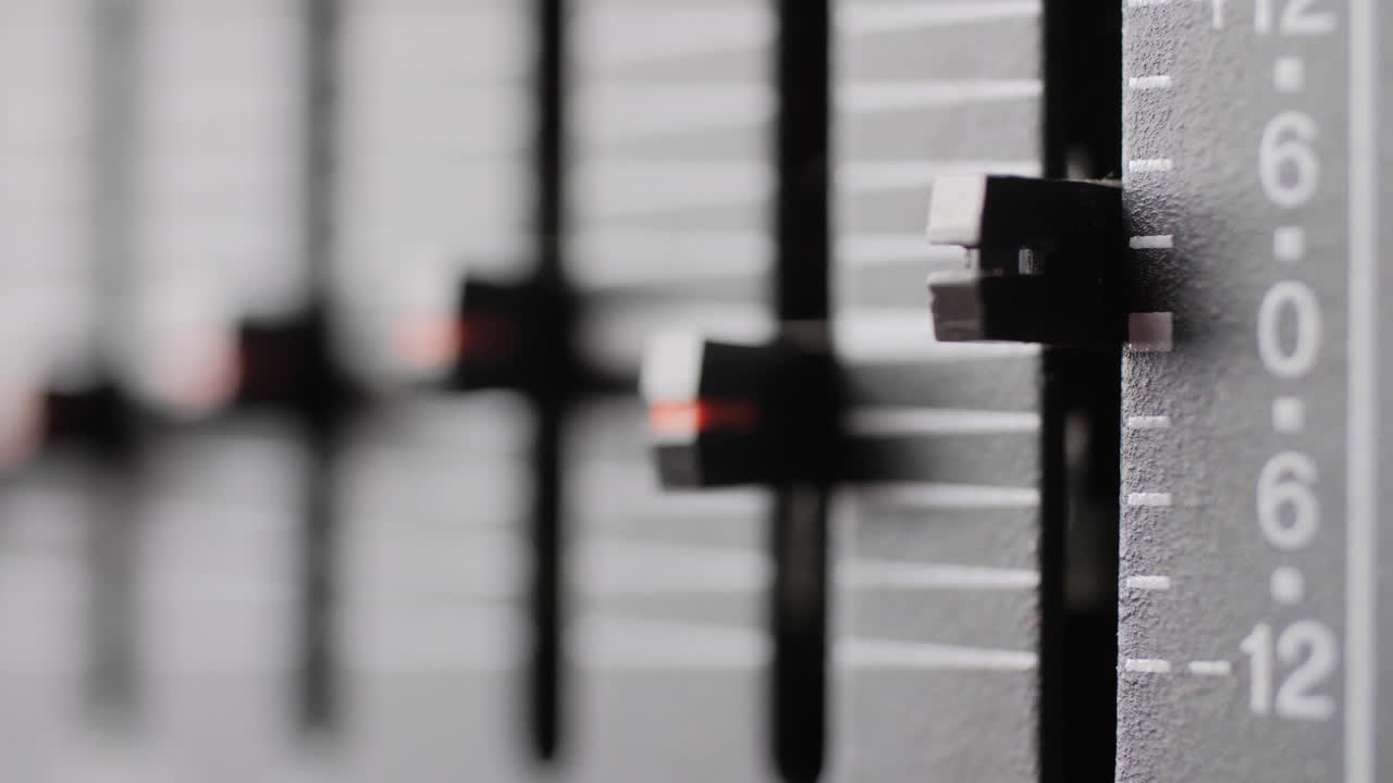 viejo y polvoriento primer plano de la consola de audio. igualada