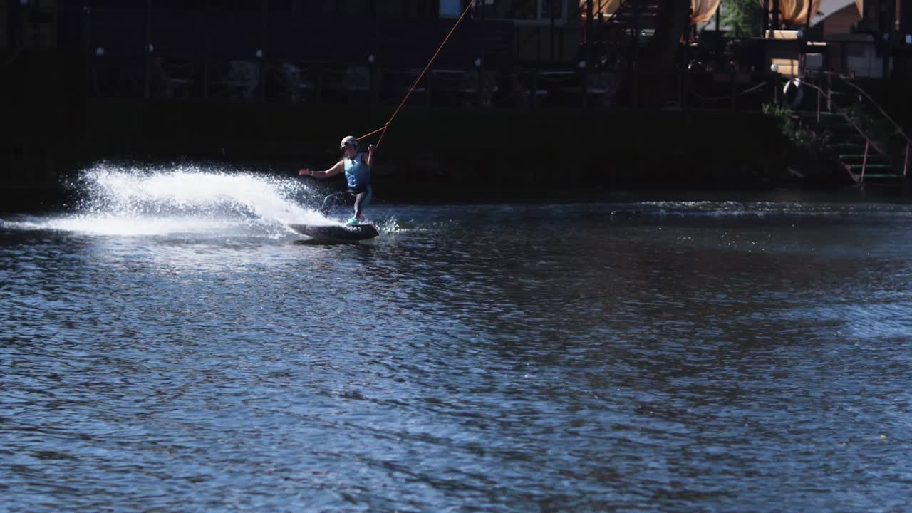 스포츠 컴플렉스의 물에서 웨이크보딩을 하는 극단적인 여성