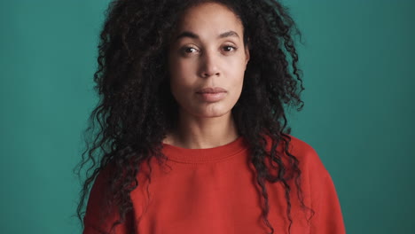 una mujer hermosa afroamericana sobre un fondo azul.