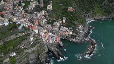 Riomaggiore,-Cinque-Terre,-Italien,-Luftaufnahme-Bunter-Häuser-Und-Meerblick