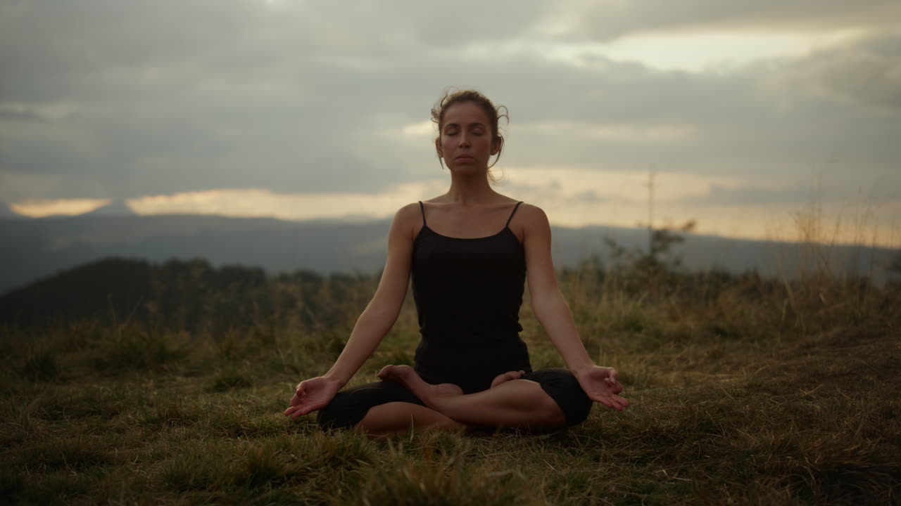 mujer de yoga con los ojos cerrados meditando. mujer en forma haciendo postura de yoga namaste