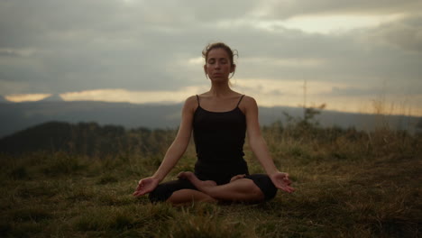 Yoga-Frau-Mit-Geschlossenen-Augen-Meditiert.-Fitte-Frau-Macht-Namaste-Yoga-Pose