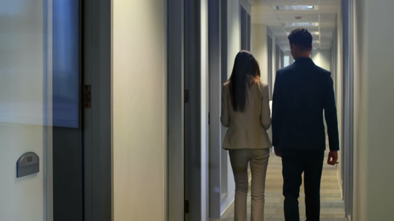 사무실 4k에서 서로 상호 작용하는 비즈니스 사람들