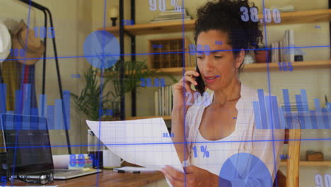 animación del procesamiento de datos financieros sobre una mujer de negocios biracial usando un teléfono inteligente en la oficina.