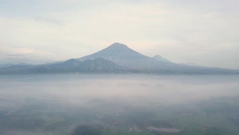 La-Antena-Mística-Revela-El-Vuelo-Sobre-El-Paisaje-Tropical-Cubierto-De-Niebla-Durante-Los-Días-Soleados-Y-Nublados---Montaje-Masivo-Sumergido-En-El-Fondo