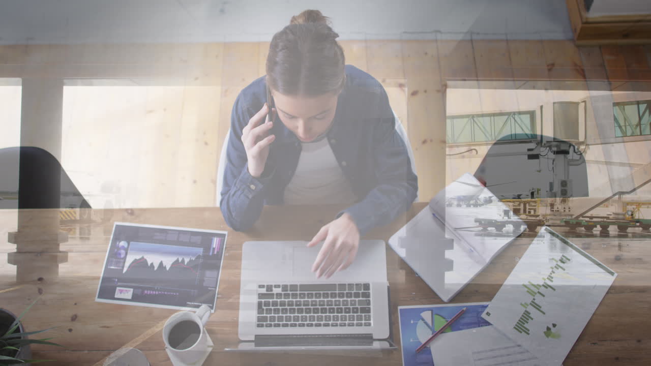 animación de una mujer de negocios caucásica en la oficina sobre la gente caminando y el paisaje urbano