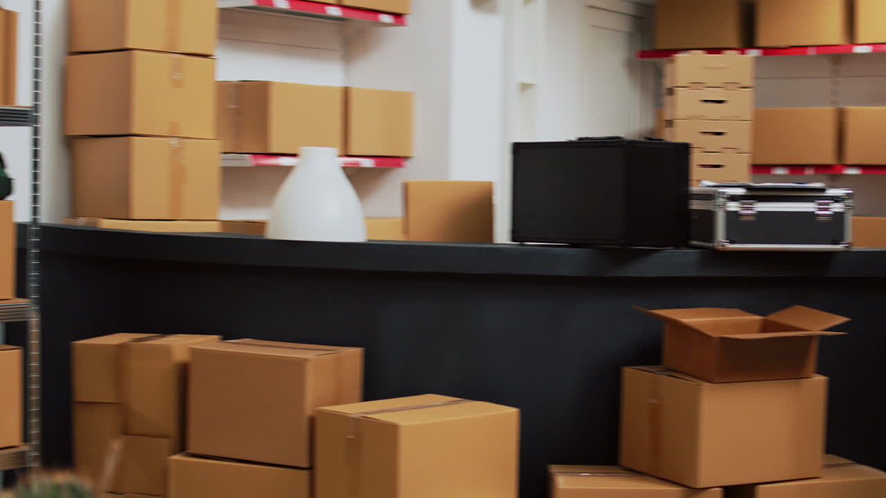 창고에 보관된 카드보드 상자