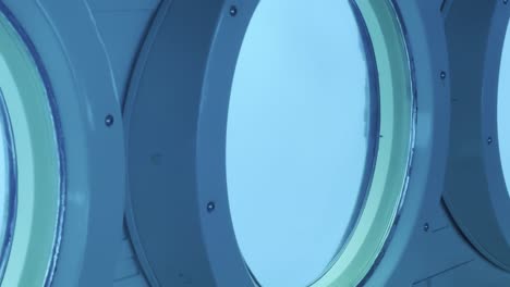 panorámica cinematográfica tomada a lo largo de una fila de persianas dentro de un submarino debajo de la superficie del océano frente a la costa de hawai