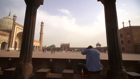 hombre lavando en jama masjid