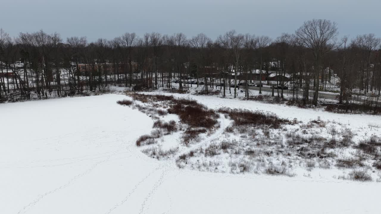 Filmato aereo con drone su Huntington Beach Reservation a Bay Village, Ohio, in inverno e coperta di neve