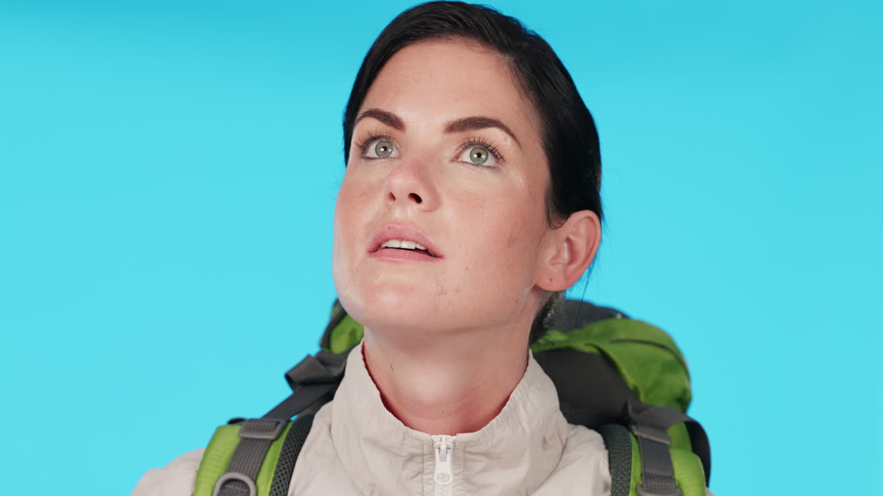 viajes, senderismo con vistas y mujer en el estudio