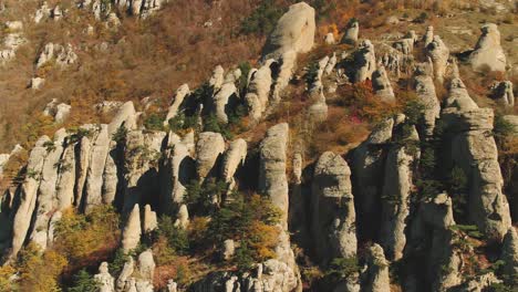 paisaje montañoso de otoño con formaciones rocosas únicas