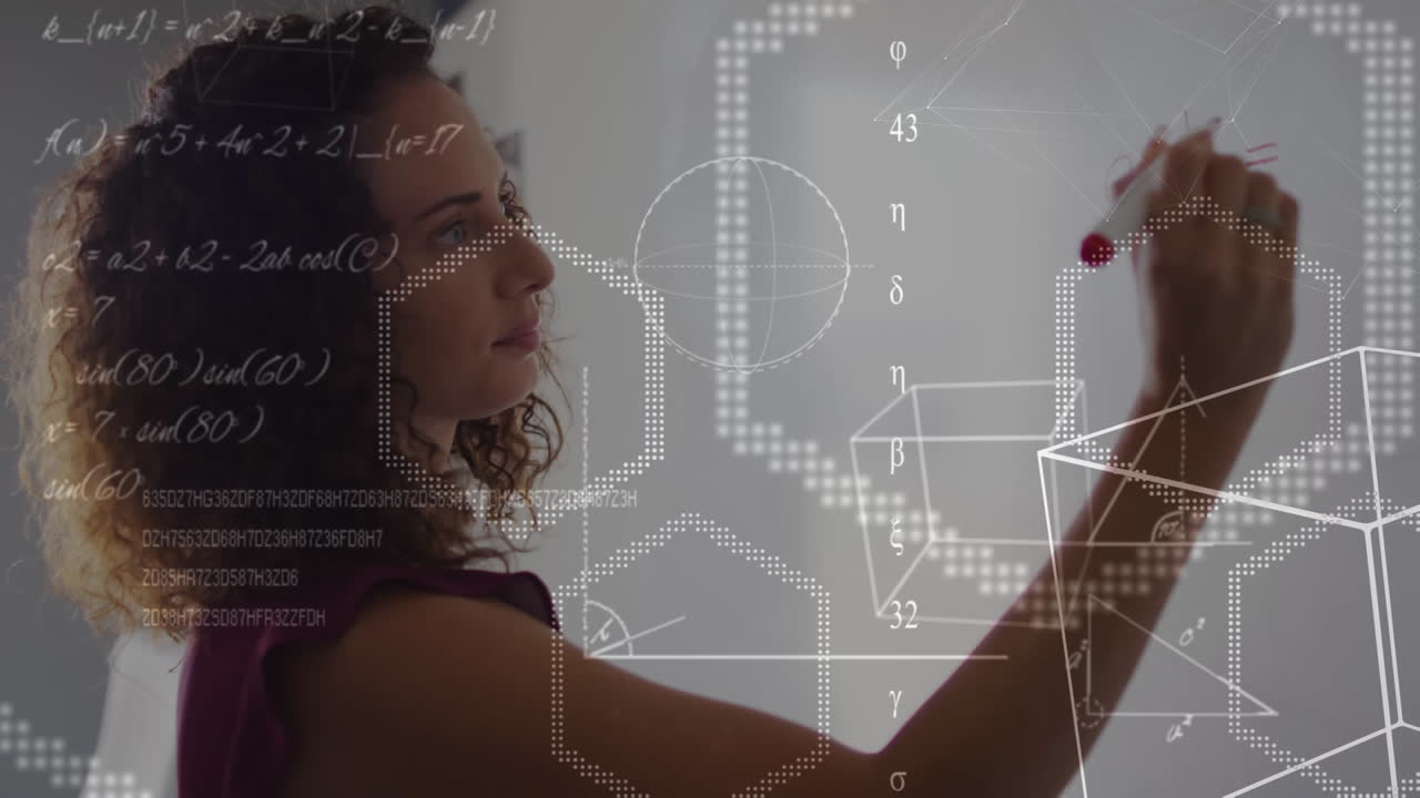 animación de cálculos de matemáticas y geometría sobre maestra biracial escribiendo en el tablero