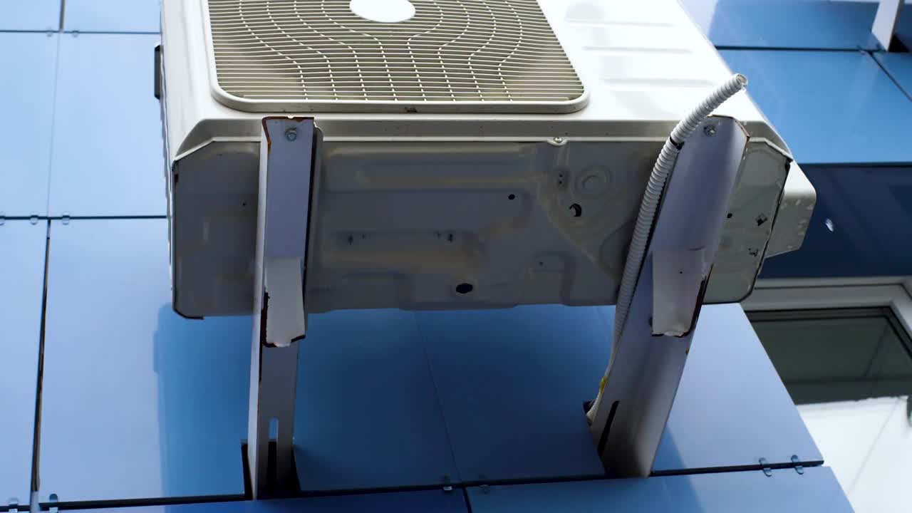 unidad de aire acondicionado montada en la pared exterior