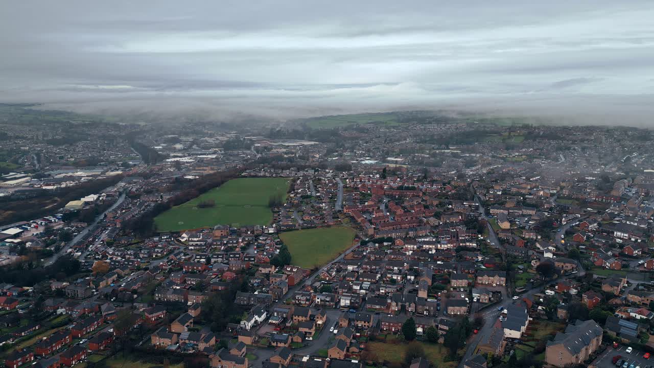 escena aérea urbana en expansión de invierno brumoso