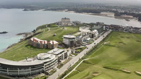 Vista-Aérea-De-Hoteles-En-El-Promontorio-Cerca-De-La-Playa-Fistral-En-Newquay,-Cornualles,-Reino-Unido