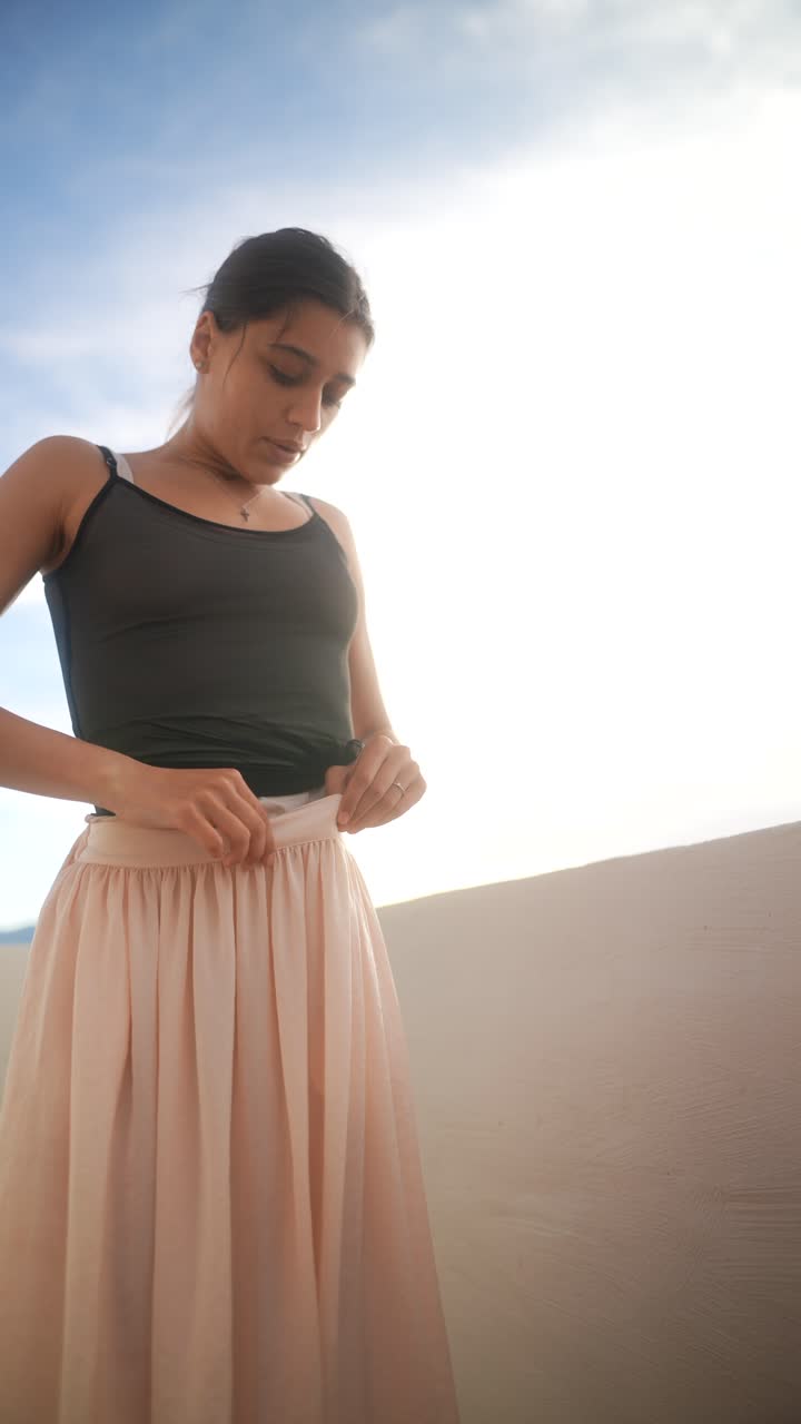 mujer ajustando la falda al aire libre