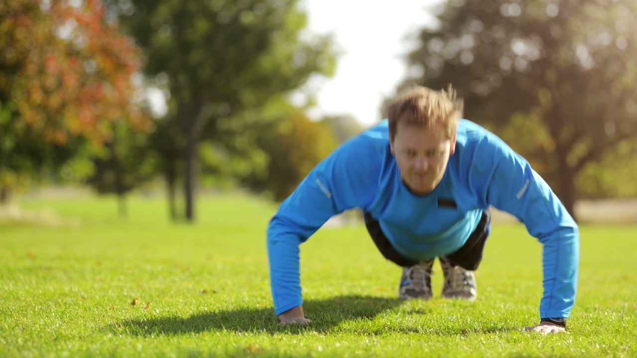 hombre sano que se excede al aire libre