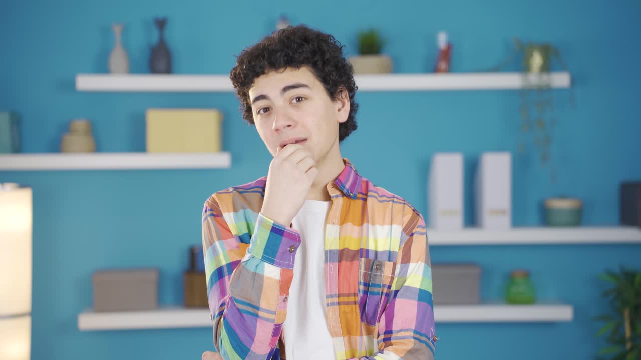 el joven feliz se emociona.