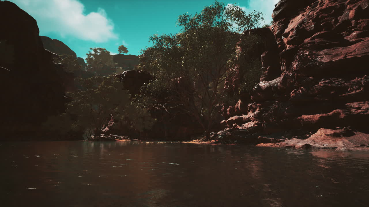 los rayos brillantes del sol reflejados en el agua fría del río colorado