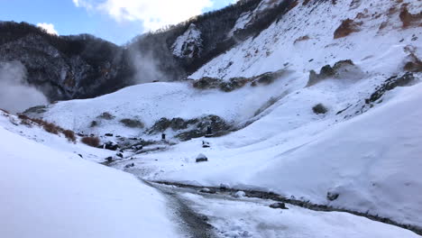 霍克海多 (hokkaido),約:吉戈庫達尼 (jigokudani),在英語中被稱為"地獄谷",是霍克海多的諾博里貝茨 (noboribetsu) 的許多本地溫泉的來源.