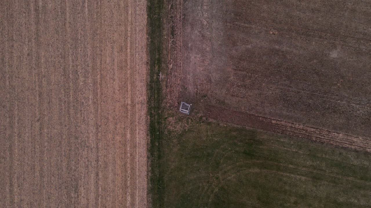 Un appostamento per la caccia al cervo in mezzo a campi verdi e marroni in Germania.