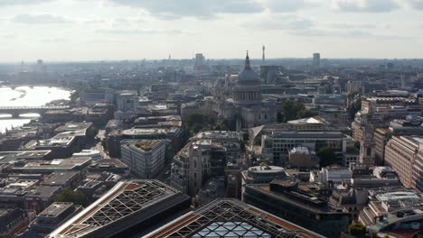 Vuele-Sobre-El-Techo-De-London-Mithraeum,-Incline-Hacia-Arriba-Y-Revele-El-Paisaje-Urbano-Con-La-Distintiva-Cúpula-De-La-Catedral-De-San-Pablo.-Vista-Contra-Nubes-Brillantes-En-El-Cielo.-Londres,-Reino-Unido