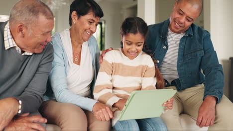 Tablet,-Glückliche-Familie-Und-Mädchen-Im-Heimischen-Wohnzimmer