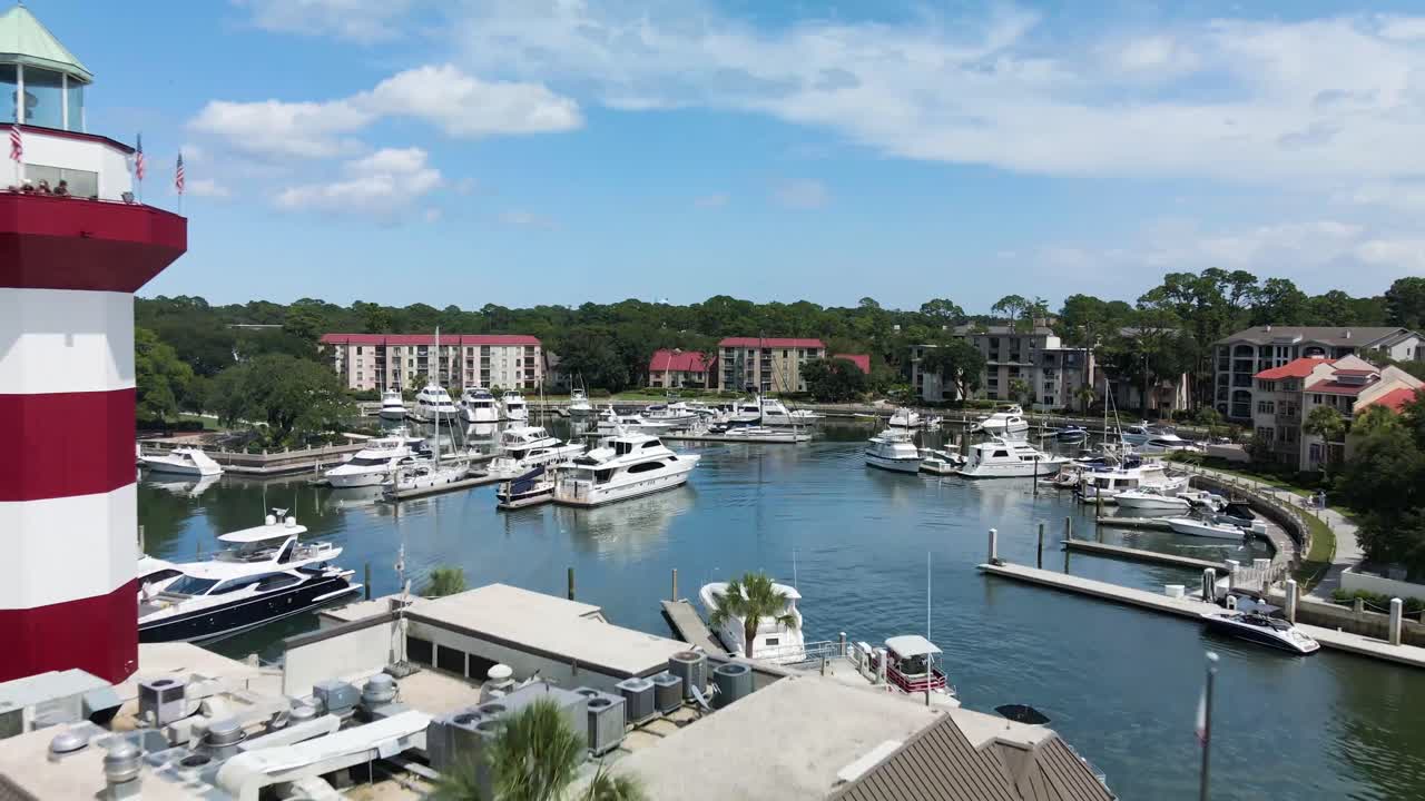 imágenes aéreas de 4k de la ciudad portuaria en hilton head island, carolina del sur