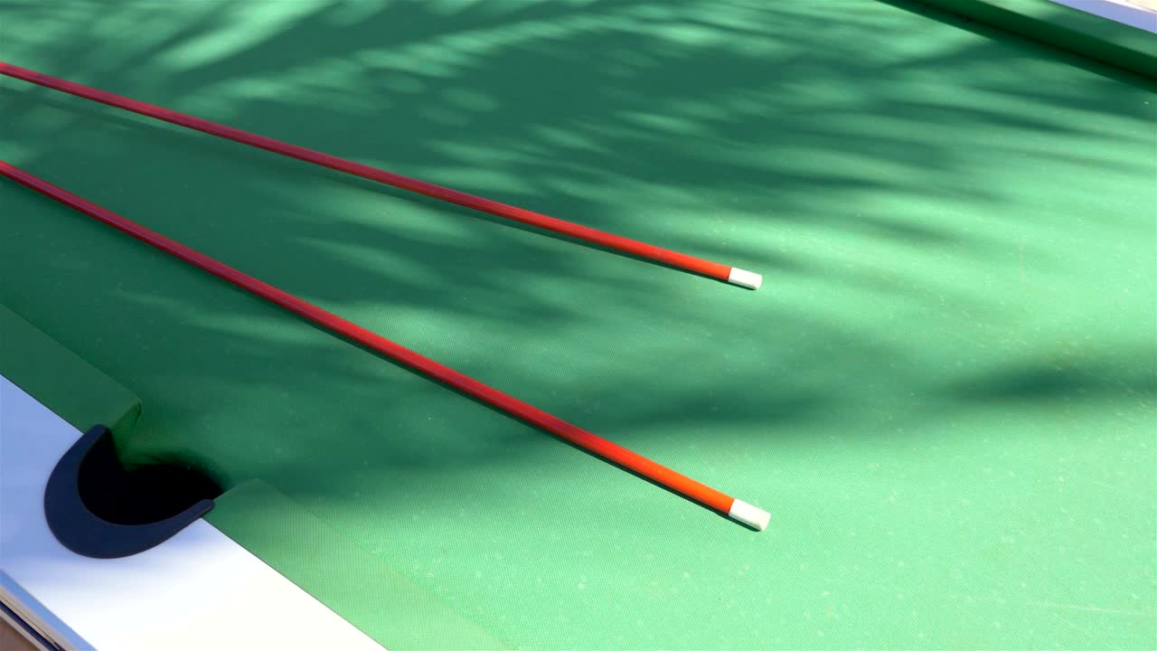 video de la cue de billar en la mesa de billar de 4k